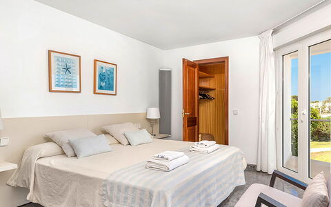 Villa the Cliff: Mueble, Diseño De Interiores, Habitación, Cama, Suelo, Piso, Textil, Habitación, Departamento, Sábana