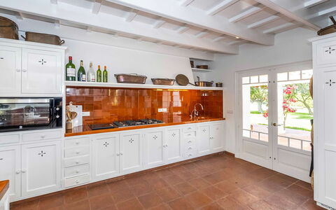 Villa Golf: Cocina, Diseño De Interiores, Mostrador, Piso, Gabinetes, Madera, Casa, Suelo, Mueble, Alacena