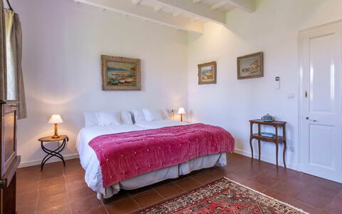 Villa Golf: Pared, Mueble, Piso, Suelo, Cama, Habitación, Diseño De Interiores, Sábana, Casa, Marco De La Cama