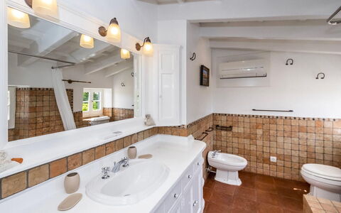 Villa Golf: Arreglo De Tubería, Diseño De Interiores, Lavabo, Lavabo Del Baño, Baño, Piso, Techo, Grifo, Mueble De Baño, Suelo