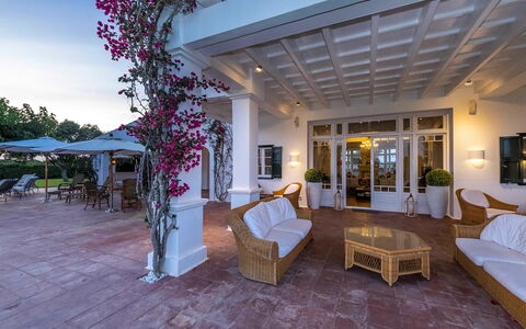 Villa Golf: Mueble, Mueble Para Exteriores, Recurso, Barrio Residencial, Silla, Casa, Inmuebles, Maceta, Sombra, Piscina