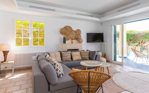 Villa Superba: Mueble, Madera, Diseño De Interiores, Mesa, Suelo, Piso, Silla, Casa, Sofá, Sala