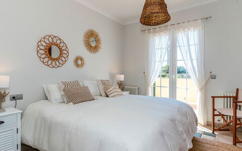 Villa Superba: Cama, Mueble, Habitación, Lecho, Sábana, Linos, Diseño De Interiores, Casa, Suelo, Arrojar La Almohada