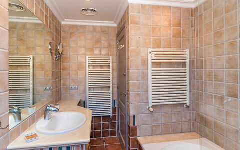 Villa Superba: Piso, Suelo, Pared, Arreglo De Tubería, Diseño De Interiores, Baño, Loseta, Techo, Habitación, Plomería