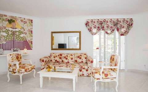 Villa Mosaic: Mueble, Diseño De Interiores, Sofá, Piso, Suelo, Sala, Textil, Mesa, Habitación, Encendiendo
