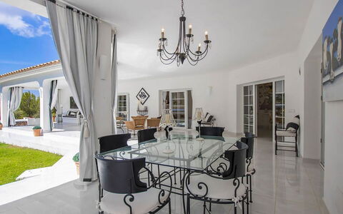 Villa Mosaic: Mueble, Silla, Diseño De Interiores, Mesa, Piso, Cocina Y Comedor Mesa, Techo, Suelo, Casa, Comedor