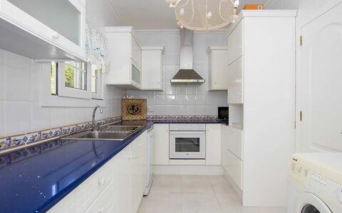 Villa Mosaic: Piso, Diseño De Interiores, Cocina, Mostrador, Suelo, Gabinetes, Electrodoméstico, Casa, Encendiendo, Aparato De Cocina