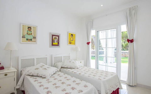 Villa Mosaic: Mueble, Diseño De Interiores, Cama, Habitación, Suelo, Piso, Techo, Textil, Casa, Encendiendo