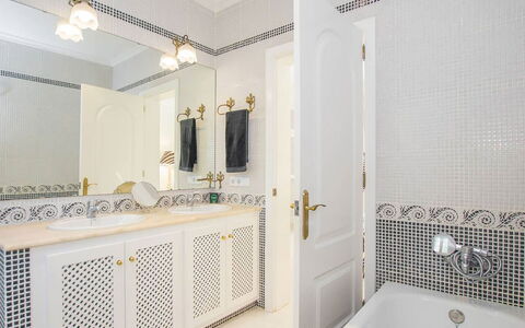 Villa Mosaic: Diseño De Interiores, Arreglo De Tubería, Piso, Suelo, Mueble De Baño, Grifo, Plomería, Baño, Encendiendo, Loseta
