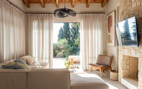 Villa Senia: Mueble, Diseño De Interiores, Pared, Casa, Sofá, Madera, Piso, Sala, Suelo, Habitación