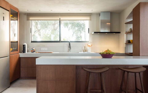 Villa Senia: Cocina, Mueble, Mostrador, Diseño De Interiores, Gabinetes, Piso, Pared, Madera, Aparato De Cocina, Casa