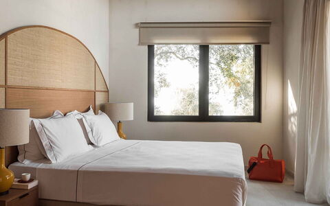 Villa Senia: Mueble, Diseño De Interiores, Habitación, Cama, Madera, Lecho, Sábana, Linos, Suelo, Textil