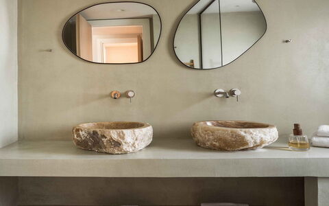 Villa Senia: Diseño De Interiores, Arreglo De Tubería, Piso, Espejo, Baño, Lavabo, Plomería, Lavabo Del Baño, Grifo, Lámpara