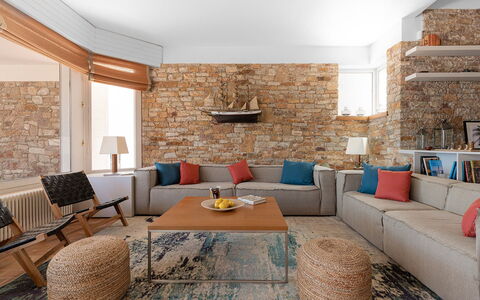 Villa Bellalta: Mueble, Diseño De Interiores, Piso, Pared, Suelo, Madera, Sofá, Sala, Mesa, Habitación