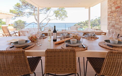 Villa Bellalta: Mueble, Silla, Mesa, Madera, Cocina Y Comedor Mesa, Piso, Diseño De Interiores, Mueble Para Exteriores, Comedor, Suelo