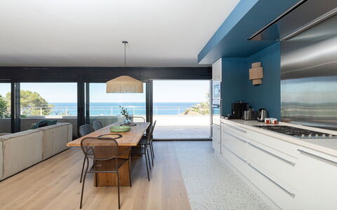 Villa Bellalta: Mueble, Piso, Suelo, Diseño De Interiores, Madera, Suelos De Madera, Cocina Y Comedor Mesa, Mostrador, Mesa, Cocina