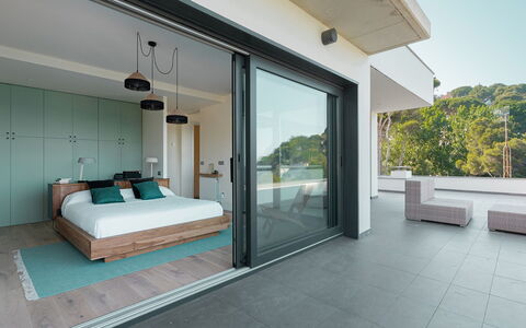 Villa Bellalta: Diseño De Interiores, Suelo, Piso, Habitación, Mueble, Departamento, Cama, Habitación, Almohada, Recurso