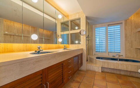 Casa Gigliola: Diseño De Interiores, Piso, Suelo, Arreglo De Tubería, Pared, Mostrador, Baño, Madera, Lavabo Del Baño, Lavabo