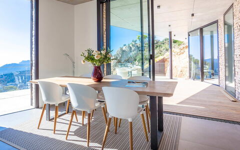Villa Mirante: Madera, Mueble, Piso, Suelo, Diseño De Interiores, Comedor, Cocina Y Comedor Mesa, Silla, Suelos De Madera, Madera Dura