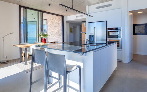 Villa Mirante: Mueble, Cocina, Diseño De Interiores, Piso, Techo, Suelo, Mostrador, Silla, Cocina Y Comedor Mesa, Encendiendo