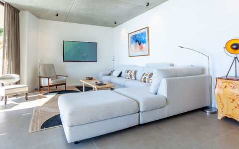 Villa Mirante: Mueble, Diseño De Interiores, Sofá, Piso, Pared, Suelo, Sala, Techo, Habitación, Departamento
