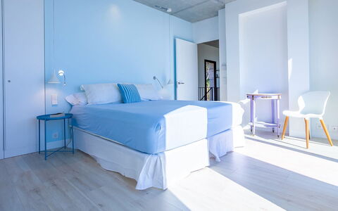 Villa Mirante: Azul, Diseño De Interiores, Mueble, Piso, Suelo, Techo, Habitación, Habitación, Cama, Departamento