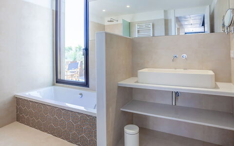 Villa Mirante: Baño, Arreglo De Tubería, Piso, Pared, Diseño De Interiores, Suelo, Bañera, Lavabo, Grifo, Lavabo Del Baño