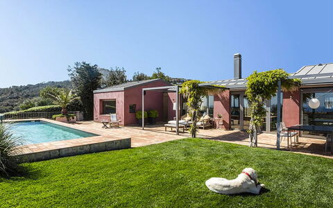 Casa Jhonny: Barrio Residencial, Casa, Casa, Arbusto, Techo, Puerta, Inmuebles, Jardín, Cabaña, Casa De Campo