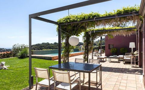 Casa Jhonny: Mueble, Mueble Para Exteriores, Silla, Mesa, Maceta, Sombra, Jardín, Mesa Al Aire Libre, Eco Hotel