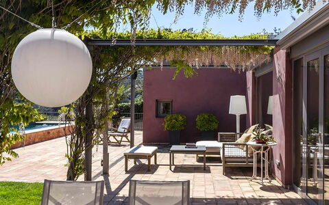 Casa Jhonny: Mueble, Maceta, Sombra, Mesa, Silla, Mueble Para Exteriores, Jardín, Planta De Casa, Estructura Al Aire Libre
