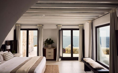Villa Talia: Mueble, Diseño De Interiores, Suelo, Cama, Habitación, Habitación, Linos, Departamento, Recurso, Arrojar La Almohada