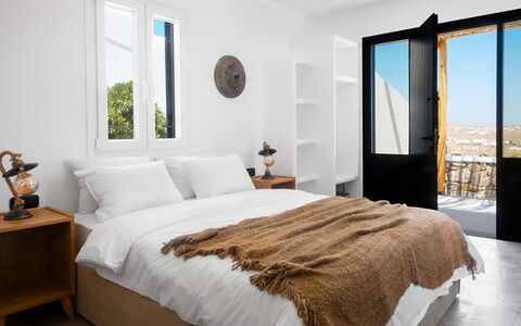 Villa Osiride: Mueble, Habitación, Cama, Sábana, Lecho, Diseño De Interiores, Suelo, Linos, Marco De La Cama, Casa