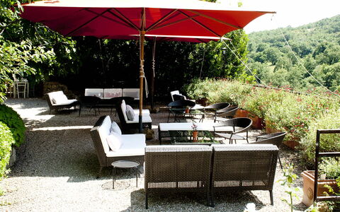 Borgo di San Biagio: Mueble, Paraguas, Mueble Para Exteriores, Silla, Mesa, Mesa Al Aire Libre, Sombra, Jardín, Primavera