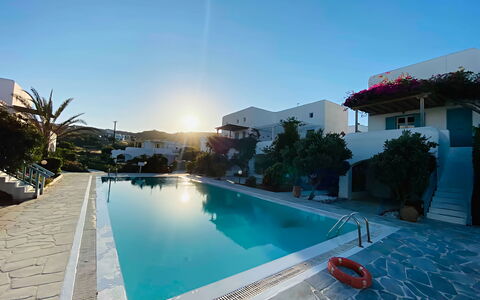 Mykonos Pool House 2: Piscina, Recurso, Mueble Para Exteriores, Ocio, Eco Hotel, Sunlounger, Paraguas, Ciudad De Vacaciones, Vacaciones, Hotel