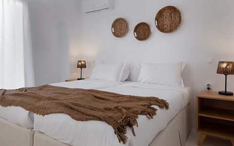 Mykonos Pool House 2: Mueble, Cama, Habitación, Lecho, Diseño De Interiores, Sábana, Madera, Linos, Habitación, Arrojar La Almohada