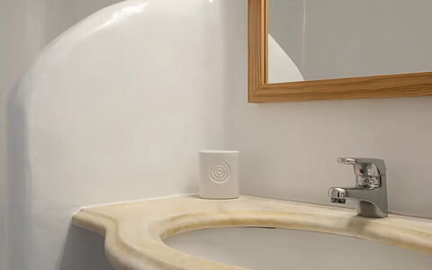 Mykonos Pool House 2: Arreglo De Tubería, Grifo, Plomería, Baño, Lavabo, Lavabo Del Baño, Espejo, Cerámico