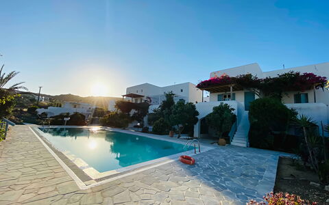 Mykonos Pool House 3: Piscina, Recurso, Eco Hotel, Mueble Para Exteriores, Ocio, Maceta, Ciudad De Vacaciones, Sunlounger, Hacienda, Paisajismo