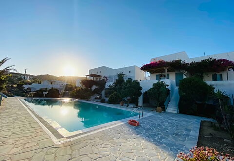 Mykonos Pool House 3: Piscina, Recurso, Eco Hotel, Mueble Para Exteriores, Ocio, Maceta, Ciudad De Vacaciones, Sunlounger, Hacienda, Paisajismo