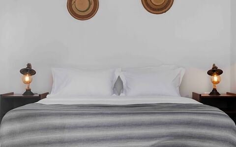 Mykonos Pool House 4: Linos, Habitación, Mueble, Textil, Cama, Sábana, Diseño De Interiores, Lecho, Marco De La Cama, Almohada