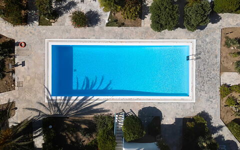 Mykonos Pool House 4: Piscina, Azul, Agua, Recurso, Material Compuesto, Ocio, Sombra, Mueble Para Exteriores, Eco Hotel, Fuente De Agua