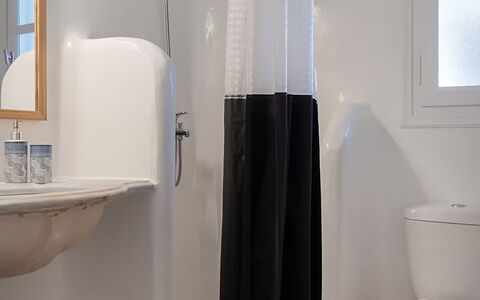 Mykonos Pool House 5: Blanco, Cortina De La Ducha, Textil, Baño, Diseño De Interiores, Cortina, Arreglo De Tubería, Baño, Bañera
