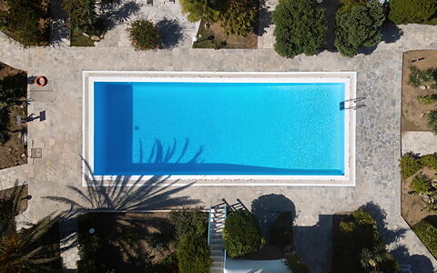 Mikonos Pool House 6: Piscina, Azul, Agua, Recurso, Material Compuesto, Ocio, Sombra, Eco Hotel, Mueble Para Exteriores, Fuente De Agua