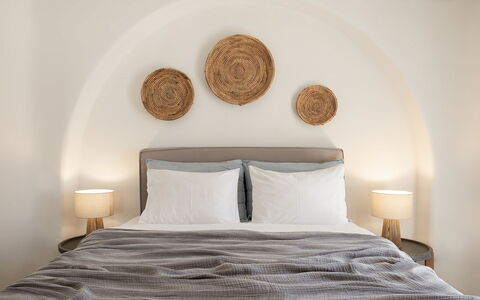 Mykonos Pool House 7: Habitación, Linos, Mueble, Lecho, Encendiendo, Sábana, Cama, Almohada, Arrojar La Almohada, Marco De La Cama