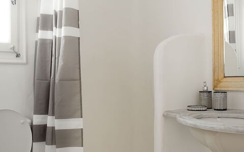 Mykonos Pool House 7: Blanco, Baño, Diseño De Interiores, Suelo, Piso, Asiento Del Baño, Baño, Arreglo De Tubería, Cortina De La Ducha, Toalla
