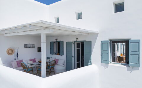 Mykonos Pool House 7: Casa, Silla, Mueble Para Exteriores, Sombra, Diseño, Balcón, Cocina Y Comedor Mesa, Mesa Al Aire Libre, La Luz Del Día, Planta De Casa