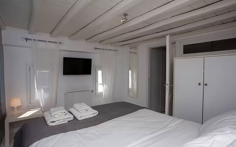 Mykonos Pool House 8: Habitación, Mueble, Cama, Suelo, Diseño De Interiores, Sábana, Lecho, Casa, Departamento, Linos