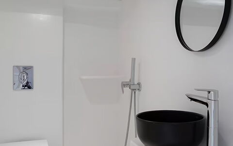 Mykonos Pool House 9: Baño, Arreglo De Tubería, Diseño De Interiores, Piso, Baño, Lavabo, Suelo, Grifo, Plomería, Lavabo Del Baño