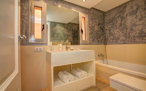 Villa Kate: Baño, Arreglo De Tubería, Pared, Piso, Diseño De Interiores, Suelo, Lavabo Del Baño, Grifo, Bañera, Lavabo