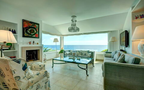 Villa Kate: Mueble, Sofá, Diseño De Interiores, Mar, Sala, Habitación, Recurso, Techo, Departamento