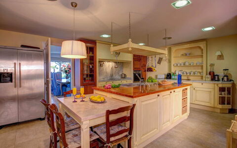 Villa Kate: Mueble, Cocina, Diseño De Interiores, Mostrador, Gabinetes, Piso, Madera, Lámpara, Techo, Suelo